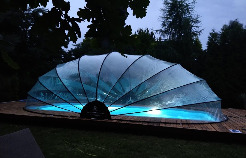 Zadaszenie basenu ogrodowego z oświetleniem